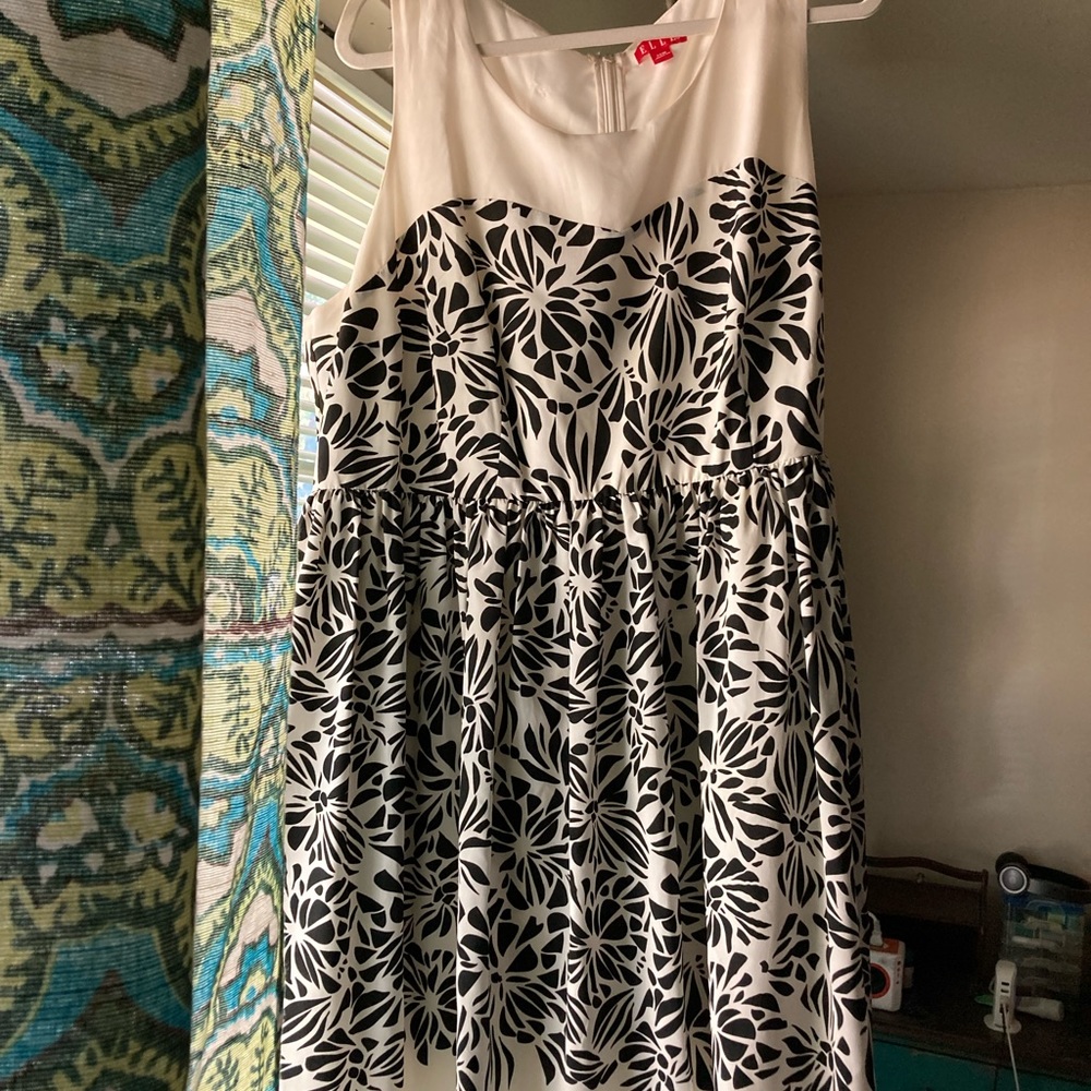Elle 22w black white dress